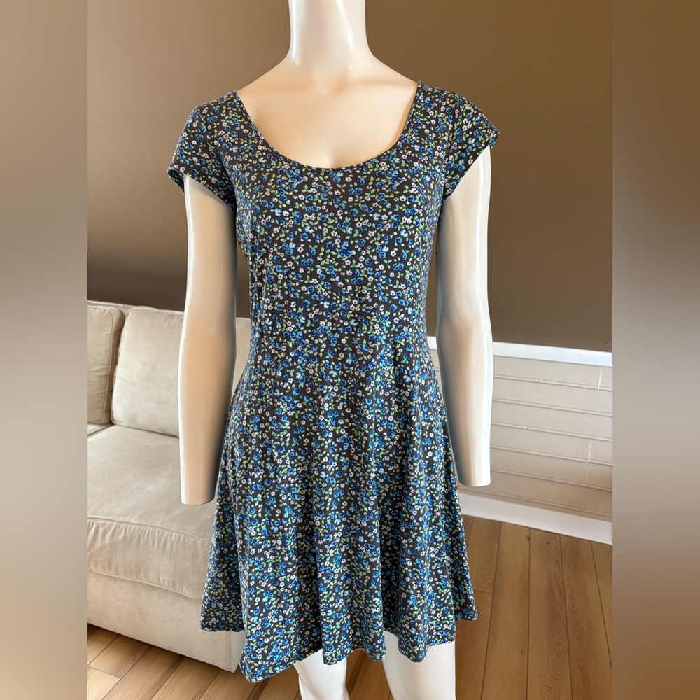 American Eagle Gray Mini Dress Blue Green Floral Print Cut Out Back Size Large - Picture 1 of 10